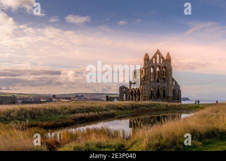 L'abbaye de Whitby était un monastère chrétien du VIIe siècle qui devint plus tard une abbaye bénédictine. Surplombant la mer du Nord sur la falaise est au-dessus de Whitby in Banque D'Images