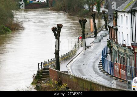 Ironbridge, Shropshire, Royaume-Uni. 20 janvier 2020. Alors que Storm Christoph menace le Royaume-Uni avec de fortes pluies et des vents, l'Agence pour l'environnement érige des barrières contre les inondations sur les rives de la rivière Severn par le pont historique de fer, Shropshire. Le village d'Ironbridge est régulièrement inondés après de fortes pluies qui tombent au pays de Galles. Crédit : Peter Lophan/Alay Live News Banque D'Images