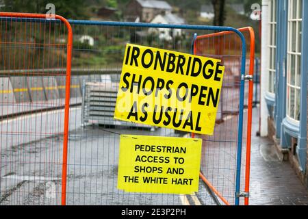 Ironbridge, Shropshire, Royaume-Uni. 20 janvier 2020. Alors que Storm Christoph menace le Royaume-Uni avec de fortes pluies et des vents, l'Agence pour l'environnement érige des barrières contre les inondations sur les rives de la rivière Severn par le pont historique de fer, Shropshire. Les entreprises locales sont toutefois stoïques. Le village d'Ironbridge est régulièrement inondés après de fortes pluies qui tombent au pays de Galles. Crédit : Peter Lophan/Alay Live News Banque D'Images