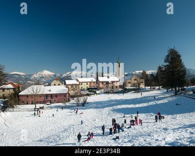 Masone Italie 16 janvier 2021: Les gens jouent dans la neige dans un petit village de montagne 'Cappeletta di Masone' Banque D'Images