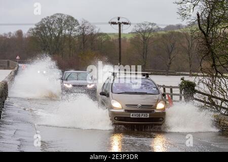 Skipton, North Yorkshire, Royaume-Uni. 20 janvier 2021. Météo Royaume-Uni. Des voitures traversent la plaine inondable de la vallée de l'aire alors que Christoph frappe le Royaume-Uni. Crédit - Tom Holmes / Alamy Live News Banque D'Images