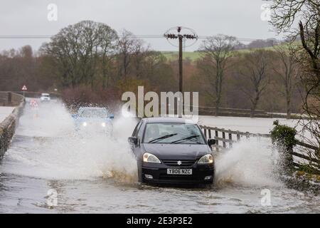 Skipton, North Yorkshire, Royaume-Uni. 20 janvier 2021. Météo Royaume-Uni. Des voitures traversent la plaine inondable de la vallée de l'aire alors que Christoph frappe le Royaume-Uni. Crédit - Tom Holmes / Alamy Live News Banque D'Images