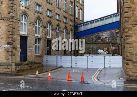 Skipton, North Yorkshire, Royaume-Uni. 20 janvier 2021. Météo Royaume-Uni. Des barrages d'inondation sont mis en place à côté du canal de Leeds et Liverpool. Crédit - Tom Holmes / Alamy Live News Banque D'Images