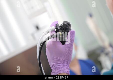 Outil d'endoscopie dans la main du médecin pendant la procédure d'examen. Banque D'Images
