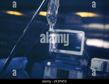Système de médicaments sur le poteau en acier dans la salle d'opération moderne. Banque D'Images