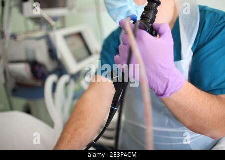 Médecin endoscopiste dans le processus de vérification avec un endoscope dans les mains Banque D'Images