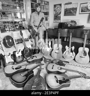 Justin Hayward du groupe de rock britannique « The Moody Blues » à la maison avec sa collection de guitare. 03/1977 Banque D'Images