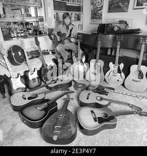 Justin Hayward du groupe de rock britannique « The Moody Blues » à la maison avec sa collection de guitare. 03/1977 Banque D'Images