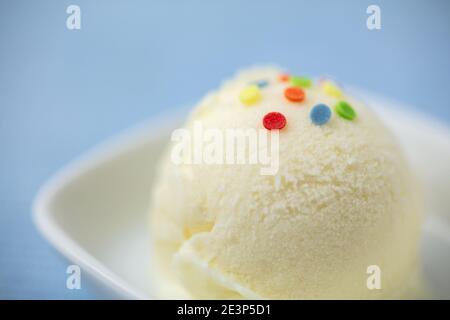 Simple cuillère maison de glace à la vanille avec des saupoudres colorées Banque D'Images
