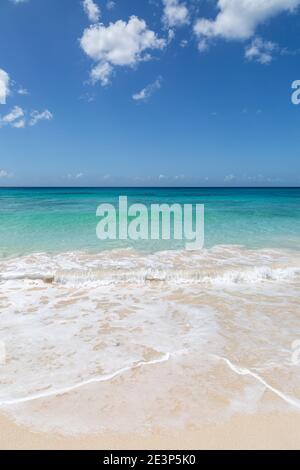 Vue sur l'océan turquoise, depuis une plage de sable sur l'île de Babados Banque D'Images