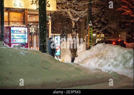Chutes de neige abondantes dans la ville japonaise. Scène nocturne en face du restaurant Soba. Banque D'Images