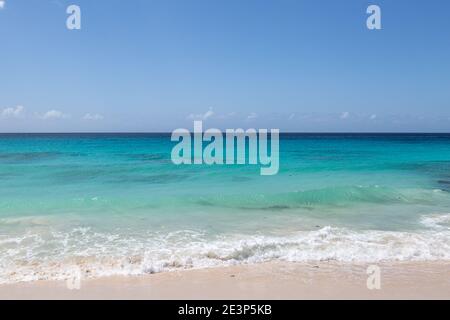 Vue sur l'océan turquoise, depuis une plage de sable sur l'île de Babados Banque D'Images