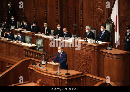 Tokyo, Japon. 20 janvier 2021. Le Premier ministre japonais Yoshihide Suga répond à une question lors de la séance plénière de la Chambre basse à la Diète nationale à Tokyo, le mercredi 20 janvier 2021. Les partis au pouvoir et les partis d'opposition interrogés à Suga AS Suga ont prononcé son discours politique au début d'une session ordinaire de la Diète le 18 janvier. Credit: Yoshio Tsunoda/AFLO/Alay Live News Banque D'Images