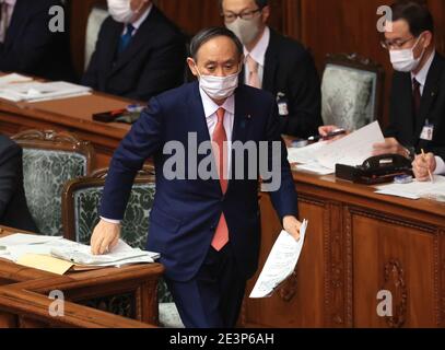 Tokyo, Japon. 20 janvier 2021. Le Premier ministre japonais Yoshihide Suga répond à une question lors de la séance plénière de la Chambre basse à la Diète nationale à Tokyo, le mercredi 20 janvier 2021. Les partis au pouvoir et les partis d'opposition interrogés à Suga AS Suga ont prononcé son discours politique au début d'une session ordinaire de la Diète le 18 janvier. Credit: Yoshio Tsunoda/AFLO/Alay Live News Banque D'Images