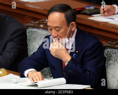 Tokyo, Japon. 20 janvier 2021. Le Premier ministre japonais Yoshide Suga écoute une question à la séance plénière de la Chambre basse à la Diète nationale à Tokyo, le mercredi 20 janvier 2021. Les partis au pouvoir et les partis d'opposition interrogés à Suga AS Suga ont prononcé son discours politique au début d'une session ordinaire de la Diète le 18 janvier. Credit: Yoshio Tsunoda/AFLO/Alay Live News Banque D'Images