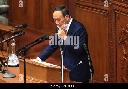 Tokyo, Japon. 20 janvier 2021. Le Premier ministre japonais Yoshihide Suga répond à une question lors de la séance plénière de la Chambre basse à la Diète nationale à Tokyo, le mercredi 20 janvier 2021. Les partis au pouvoir et les partis d'opposition interrogés à Suga AS Suga ont prononcé son discours politique au début d'une session ordinaire de la Diète le 18 janvier. Credit: Yoshio Tsunoda/AFLO/Alay Live News Banque D'Images