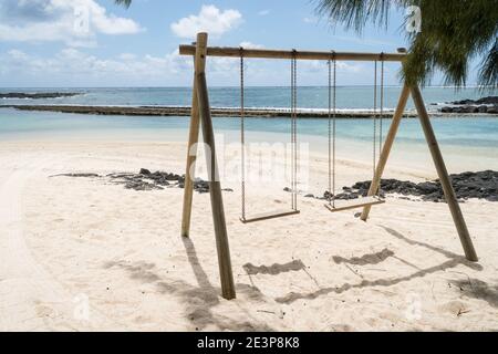 Balançoires sur une plage de sable blanc sur l'île tropicale de Maurice concept été amusement et soleil, mer, sable Banque D'Images
