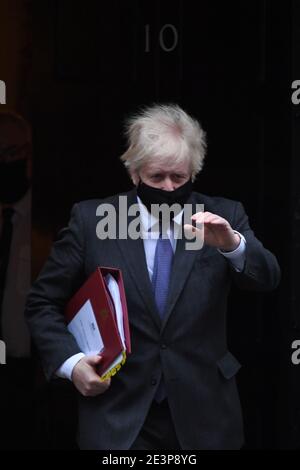 Le Premier ministre Boris Johnson quitte le 10 Downing Street pour assister aux questions du Premier ministre au Parlement de Londres. Date de la photo: Mercredi 20 janvier 2021. Banque D'Images