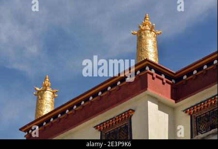 Architecture de toit au monastère de Ganden Sumtseling haut au-dessus de la ville de Shangri la. On m'a dit qu'ils utilisent de l'or réel. Banque D'Images