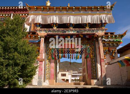 Porte colorée à l'intérieur du monastère de Ganden à Shangri la, province du Yunnan. Banque D'Images