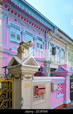 Façade d'une maison en terrasse Peranakan très ornée le long de la route Koon Seng, dans l'enclave de Joo Chiat, la première ville classée de Singapour Banque D'Images