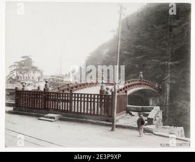 Photographie ancienne du XIXe siècle : pont de laque rouge sacré, Nikko, Japon. Banque D'Images