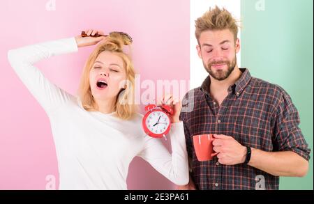 Réveil matinal pour couple. Créer un régime de repos sain pour dormir suffisamment. Regretter un régime tardif. Nous devrions nous coucher plus tôt. Femme et homme dorment les cheveux boussaient boire le café du matin. Banque D'Images