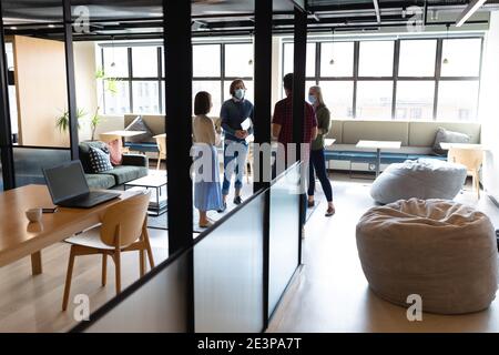 Divers groupes de collègues professionnels portant un masque facial discutant du travail Banque D'Images