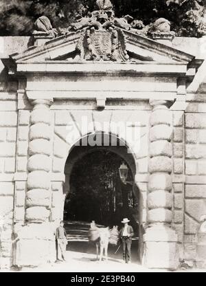 Photographie du XIXe siècle : entrée aux jardins Alameda de la Alhambra, Grenade, Espagne. Banque D'Images