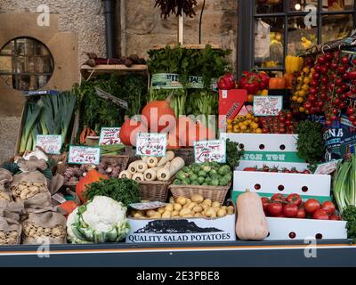 Fruits et légumes colorés présentés à l'extérieur d'une épicerie fine et d'un grand magasin À Broadway Gloucestershire Angleterre Royaume-Uni Banque D'Images