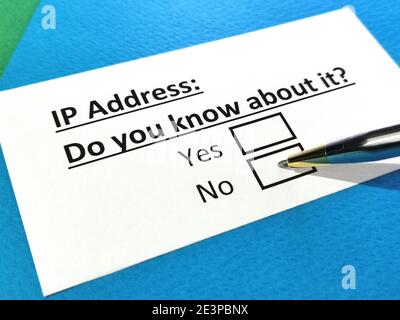 Une personne répond à une question sur l'adresse IP. Banque D'Images