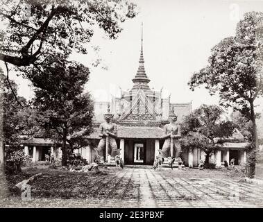 Photographie ancienne du XIXe siècle : entrée du temple, probablement Siam, Thaïlande, archetecture traditionnelle. Banque D'Images