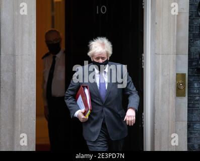 Londres, Royaume-Uni. 20 janvier 2021. Le Premier ministre britannique, Boris Johnson, quitte le numéro 10 Downing Street pour se rendre à la Chambre des communes pour les questions des premiers ministres. Il fera face à Keir Starmer à travers la boîte de répartition le jour où Joe Biden est assermenté comme 46e président des États-Unis. Crédit : Mark Thomas/Alay Live News Banque D'Images