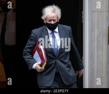 Londres, Royaume-Uni. 20 janvier 2021. Le Premier ministre britannique, Boris Johnson, quitte le numéro 10 Downing Street pour se rendre à la Chambre des communes pour les questions des premiers ministres. Il fera face à Keir Starmer à travers la boîte de répartition le jour où Joe Biden est assermenté comme 46e président des États-Unis. Crédit : Mark Thomas/Alay Live News Banque D'Images