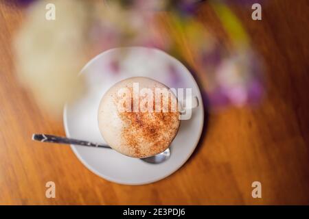 Vue de dessus une tasse de café Giang sur fond de bois. Café vietnamien à Ha Noi, Vietnam. Les œufs sont battus avec du café, une boisson chaude ou de la glace Banque D'Images