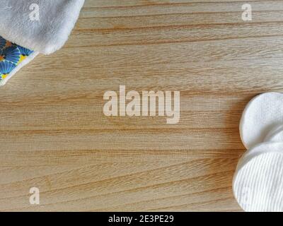 Concept de remplacement sans gaspillage avec des tampons de coton à usage unique et des tampons en tissu réutilisables comme alternative. Concept de salle de bains écologique. Banque D'Images