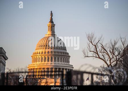 WASHINGTON D.C., JANVIER 19- VUE générale du bâtiment du Capitole entouré de clôtures à la veille de l'inauguration présidentielle américaine de Joe Biden le 19 janvier 2021 à Washington, DC photo: Chris Tuite/ImageSPACE/MediaPunch Banque D'Images