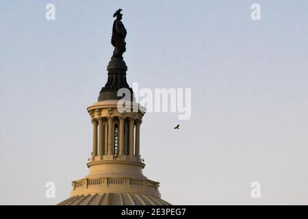 WASHINGTON D.C., JANVIER 19- VUE générale du bâtiment du Capitole entouré de clôtures à la veille de l'inauguration présidentielle américaine de Joe Biden le 19 janvier 2021 à Washington, DC photo: Chris Tuite/ImageSPACE/MediaPunch Banque D'Images