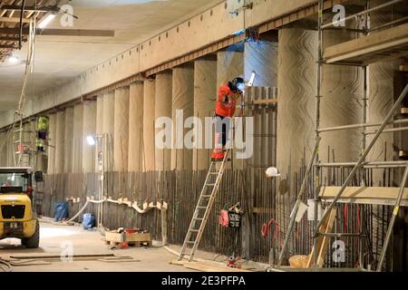 16 novembre 2020, Saxe-Anhalt, Magdebourg : travaux de construction sur le principal chantier de construction du tunnel de la ville dans la capitale de l'État . Dans le cadre de l'expansion de la jonction ferroviaire de Magdeburg, les trains à pont en ruine ont également été remplacés par un tunnel. Le projet du grand tunnel de la ville devrait être achevé d'ici 2020. Photo: Peter Gercke/dpa-Zentralbild/ZB Banque D'Images