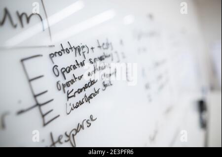 20 janvier 2021, Baden-Wuerttemberg, Tübingen: Des formules mathématiques appartenant à un algorithme d'apprentissage automatique sont affichées sur un tableau blanc dans le bâtiment de recherche ai de l'Université de Tübingen, qui fait partie de la "Cyber Valley". C'est là que se trouve le groupe d'excellence « apprentissage machine » du Département d'informatique de la Faculté des mathématiques et des sciences naturelles. (À dpa 'l'intelligence artificielle est en plein essor et le sud-ouest est en train de fixer le rythme') photo: Sebastian Gollnow/dpa Banque D'Images