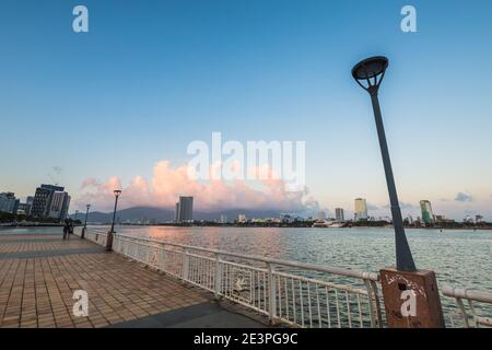 Belle promenade au bord de la rivière Han à Danang, Vietnam. Banque D'Images