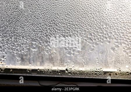 De grandes gouttes de condensats sur une fenêtre en métal-plastique. Point de rosée. Plastique Banque D'Images