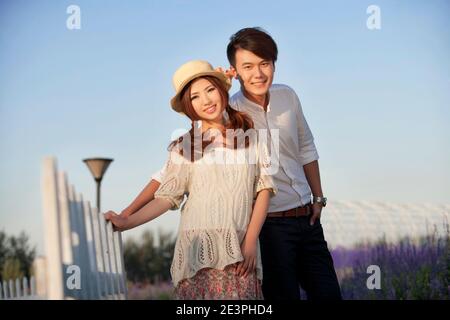 Le jeune couple dos à dos photo de haute qualité Banque D'Images