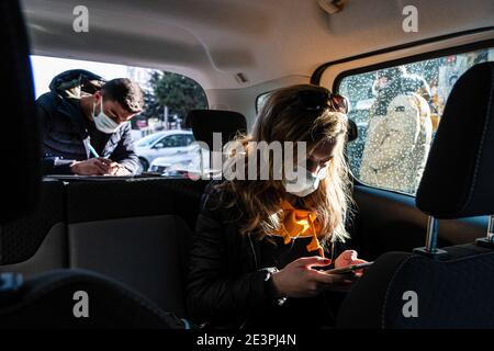 Ankara, Turquie. 20 janvier 2021. Les travailleurs de la santé sont considérés comme des mesures préventives contre Covid19 lorsqu'ils remplissent les formulaires de suivi des patients. Les équipes de suivi des contacts continuent de lutter contre Covid19 en suivant le mouvement des patients diagnostiqués avec le nouveau coronavirus à l'aide de leur smartphone pour prévenir d'autres infections. Une équipe affiliée au centre de santé publique ottoman retrace les patients de COVID-19 dans diverses parties de la ville tout au long de la journée. Crédit : SOPA Images Limited/Alamy Live News Banque D'Images
