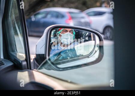 Ankara, Turquie. 20 janvier 2021. Un travailleur de la santé est vu à travers le miroir d'examen du véhicule portant un équipement de protection individuelle (EPI) comme mesure préventive contre le COVID-19. Les équipes de suivi des contacts continuent de lutter contre Covid19 en suivant le mouvement des patients diagnostiqués avec le nouveau coronavirus à l'aide de leur smartphone pour prévenir d'autres infections. Une équipe affiliée au centre de santé publique ottoman retrace les patients de COVID-19 dans diverses parties de la ville tout au long de la journée. Crédit : SOPA Images Limited/Alamy Live News Banque D'Images