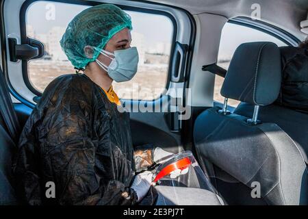 Ankara, Turquie. 20 janvier 2021. Un travailleur de la santé est vu porter une combinaison protectrice comme mesure préventive contre le COVID-19 lorsqu'elle voyage pour tester des patients présentant des symptômes de Covid19. Les équipes de suivi des contacts continuent de lutter contre Covid19 en suivant le mouvement des patients diagnostiqués avec le nouveau coronavirus à l'aide de leur smartphone pour prévenir d'autres infections. Une équipe affiliée au centre de santé publique ottoman retrace les patients de COVID-19 dans diverses parties de la ville tout au long de la journée. Crédit : SOPA Images Limited/Alamy Live News Banque D'Images