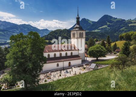 Vue sur l'église Saint Théodule et la vallée de Saane - Gruyères, Suisse Banque D'Images