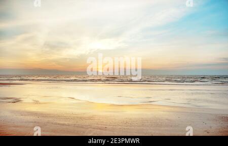 Plage propre et paysage de mer tropical Banque D'Images