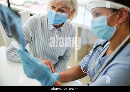 Joyeux pensionné de sexe féminin qui entend de bonnes nouvelles sur sa radiographie Banque D'Images