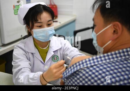 Hefei. 20 janvier 2021. Un travailleur médical inocule un receveur avec le vaccin COVID-19 dans un centre de santé communautaire du comté de Feixi, dans la province d'Anhui, en Chine orientale, le 20 janvier 2021. Credit: Liu Junxi/Xinhua/Alay Live News Banque D'Images